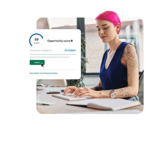 Egy lány a laptopja előtt ülve optimalizálja hirdetési kampányait a Meta Opportunity Score segítségével.